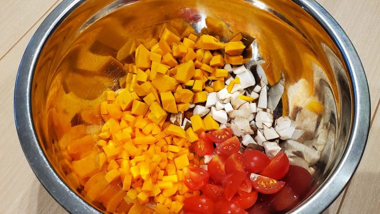 作り方①脂溶性ビタミンが多い野菜を油で炒める